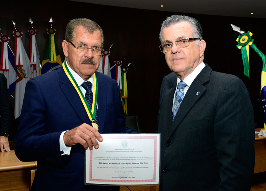 Ministros Humberto Martins e Gilmar Mendes recebem Medalha da Justiça Eleitoral de Alagoas