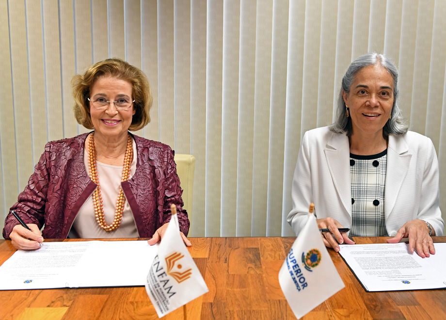 Assinatura de acordo entre ENFAM e ABA, Ministra Maria Thereza de Assis Moura e Profª Drª Lia Zanotta Machado.