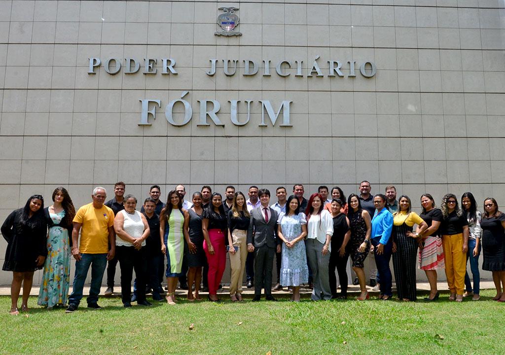 Presidente do TJPA, desa. Célia Pinheiro, corpo funcional de Rondon do Pará e secretariado em frente do Fórum