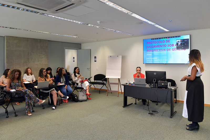 Juízas e juízes participaram de cursos relacionados a questões raciais, questões de gênero, ao Poder Judiciário e o direito indígena, e ao acesso à justiça e direito antidiscriminatório