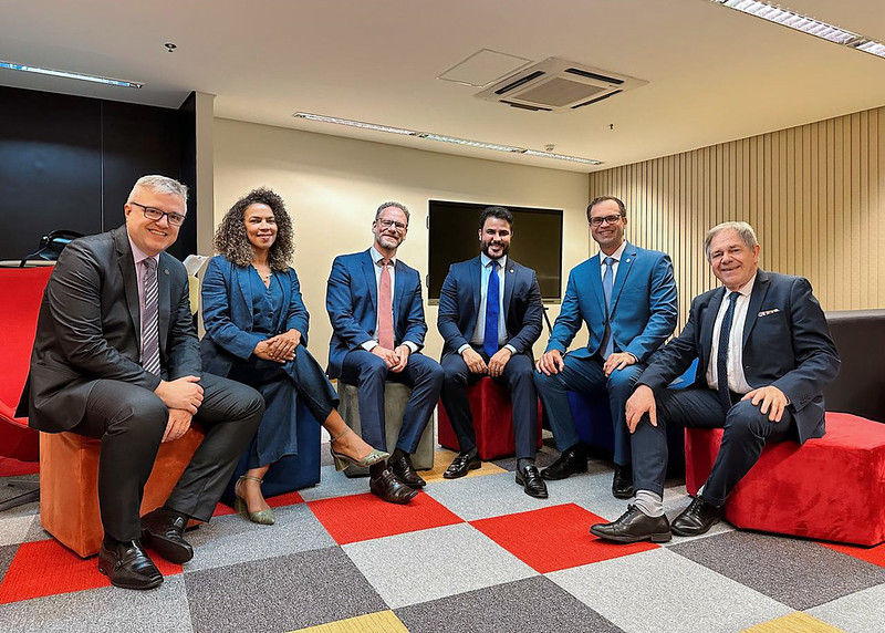 Foto com o professor Xavier Philippe, catedrático da Universidade Panthéon-Sorbonne Paris 1, o secretário-geral da Escola, Illan Presser, o secretário executivo, Leonardo Peter, o coordenador acadêmico do mestrado, Fabrício Castagna Lunardi, o coordenador de gestão e relacionamento institucional da Esmaf, Hugo Abas Frazão, e a coordenadora pedagógica da instituição, juíza federal Mara Lina do Carmo.
