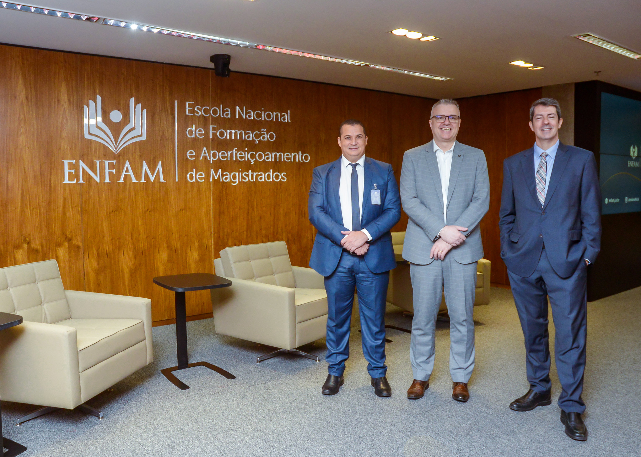 Representantes da Enaju