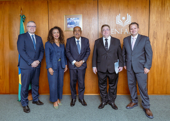 Visita do ministro Raul Araújo, acompanhado do juiz George Marmelstein, ao lado do ministro Benedito Gonçalves, da secretária-geral Mara Lina Silva e do secretário-executivo Leonardo Peter.