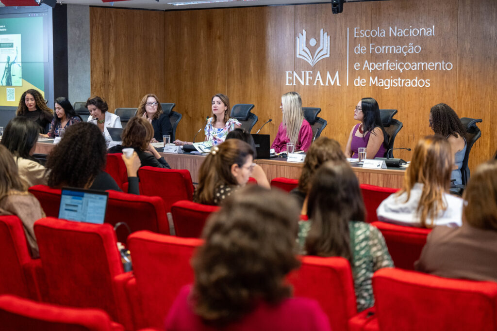 Mesa do evento de lançamento do relatório Justiça Climática, Gênero e Povos Indígenas
